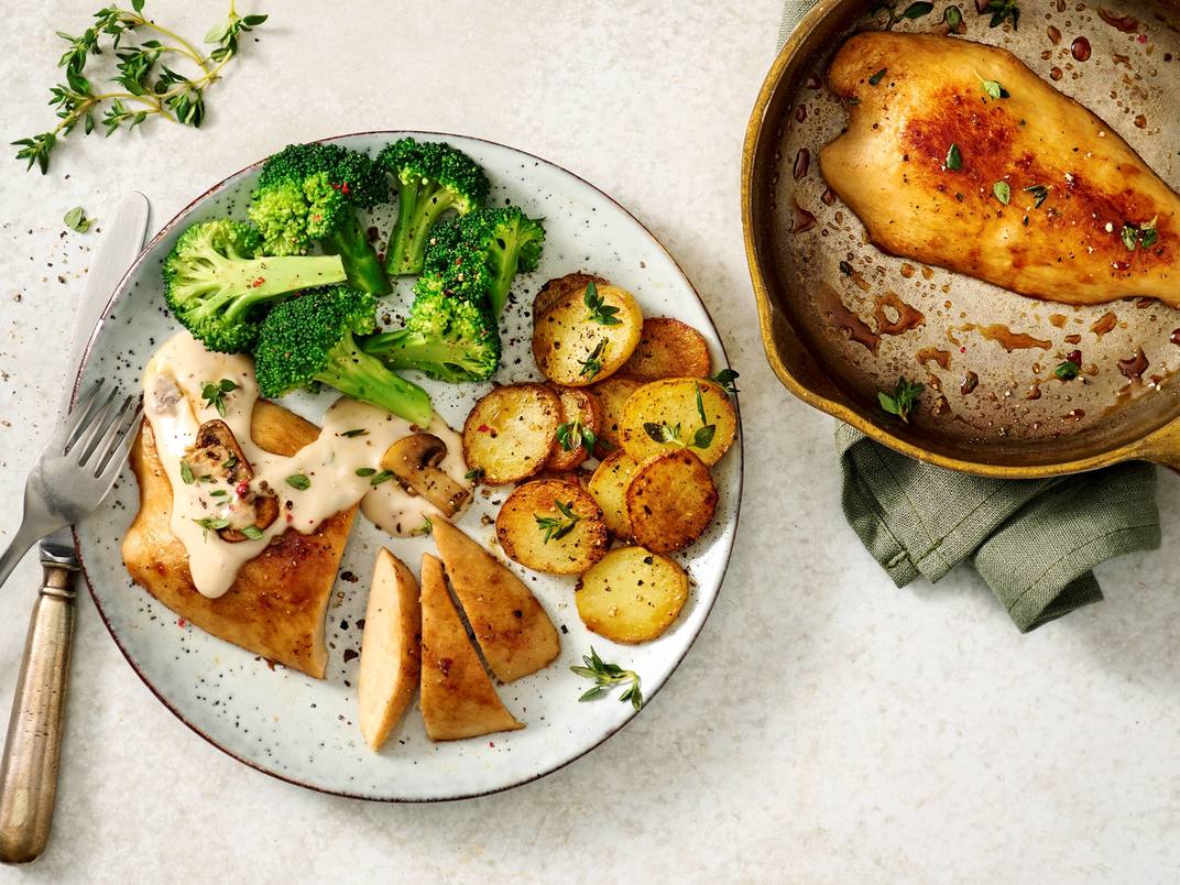 Vegane Chick-Eria Filets mit Pilzsauce und knusprigen Kartoffeln ...