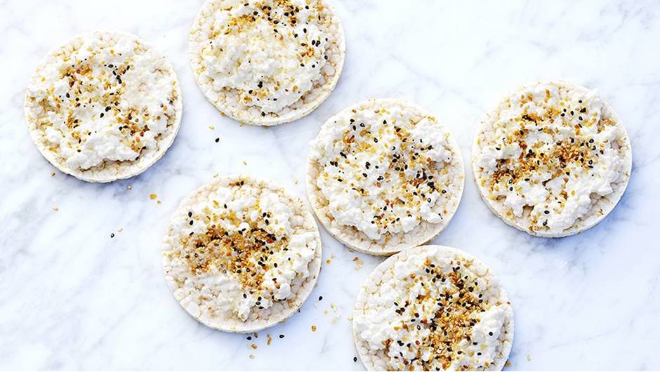 Rice Cakes with Everything Bagel Cottage Cheese Giant Food
