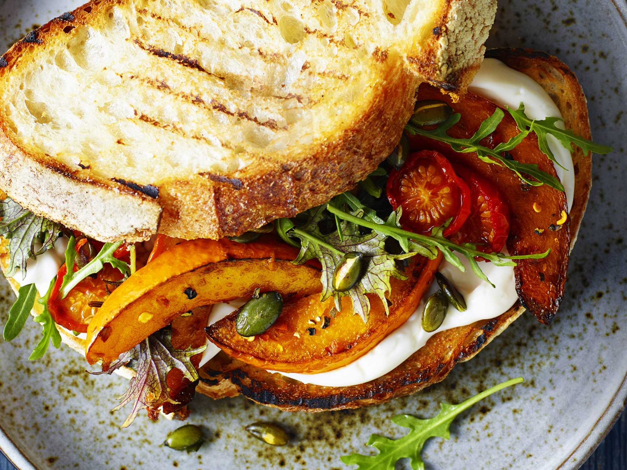 Gresskarsandwich med ruccola og tomat | Hellmann's