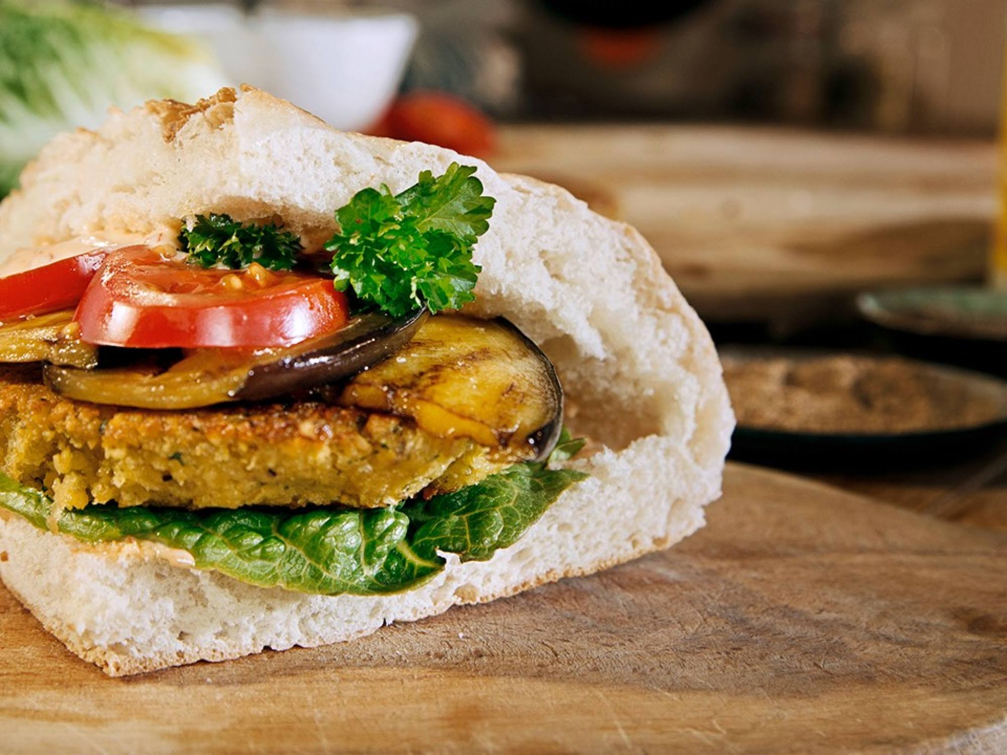 Vegetarisk falafelburger | Hellmann's