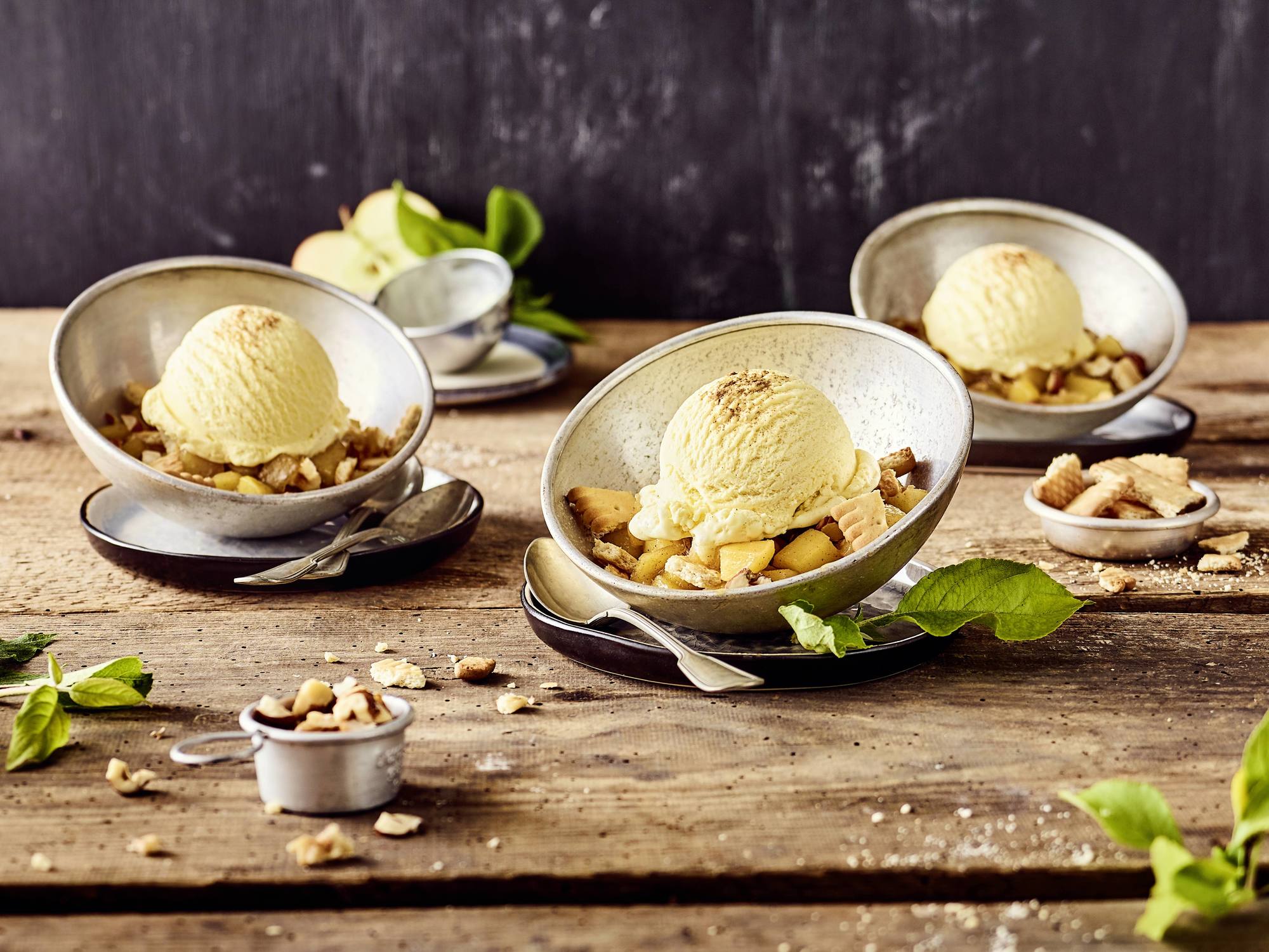 Apple-Crumble mit Eis