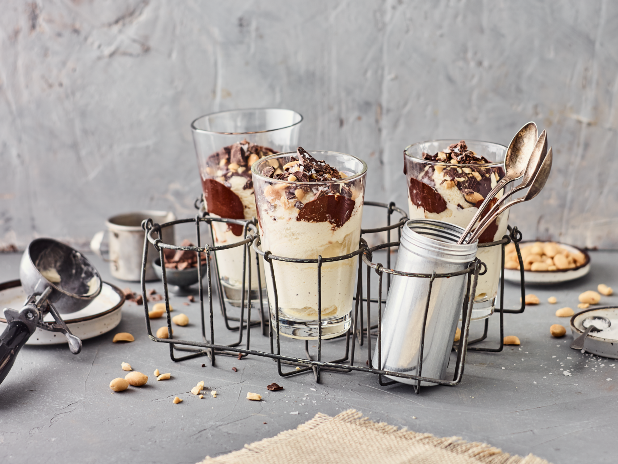 Cremissimo Veganer Eisbecher mit Schokosoße und Erdnuss-Topping Cremissimo Veganer Eisbecher mit Schokosoße und Erdnuss-Topping