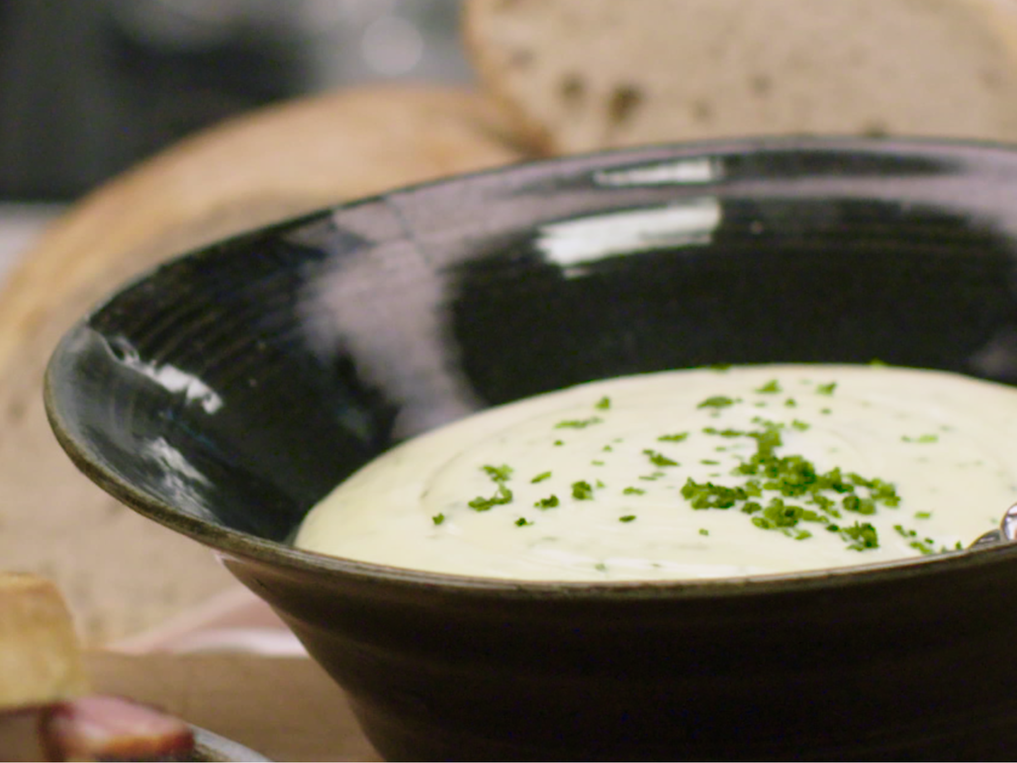 Lämmin kinkku-cheddarjuustovoileipä dijoninmajoneesin kera | Hellmann's