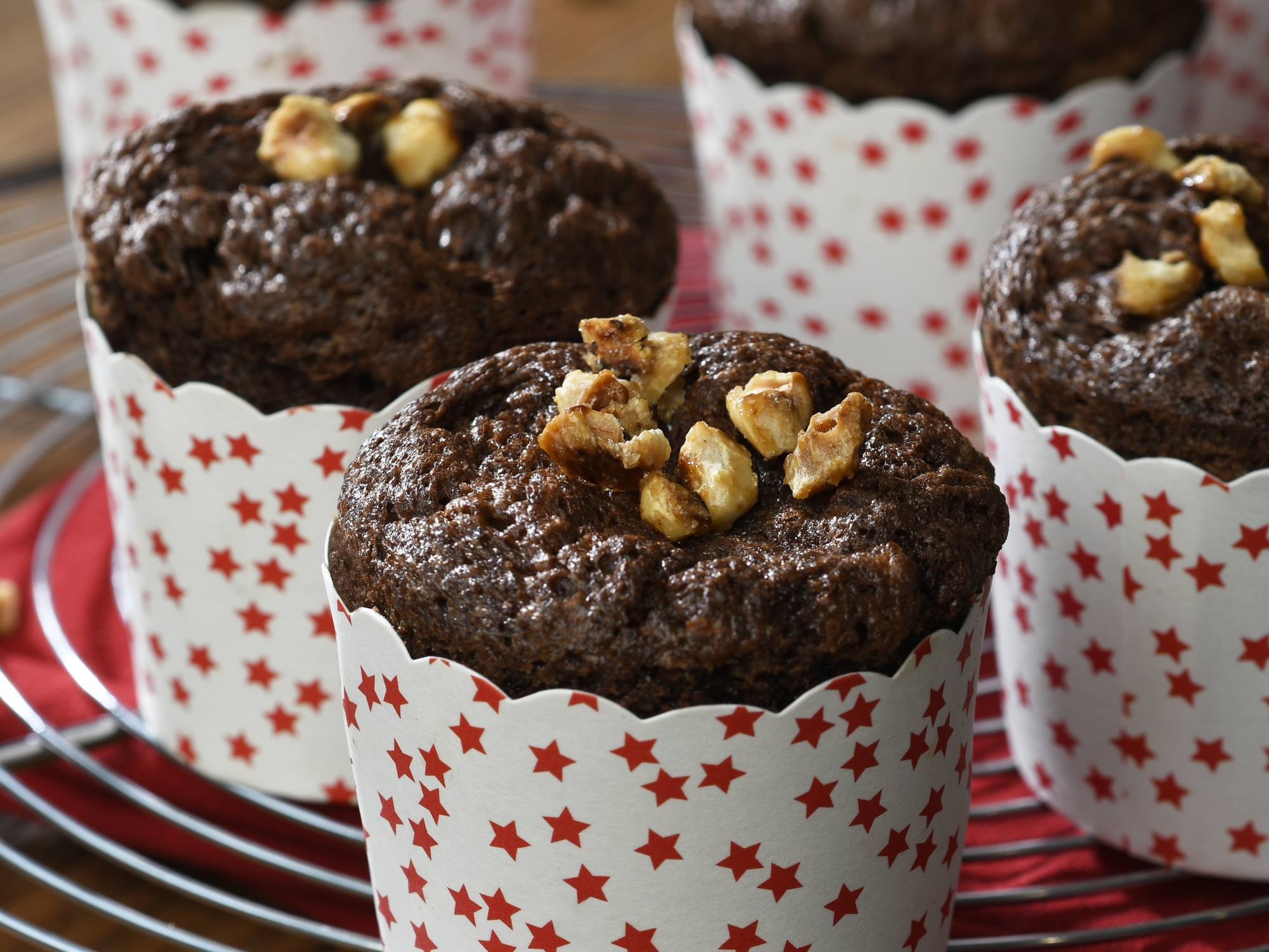 Muffins chocolat sans gluten aux poires pochees et noisettes caramelisees