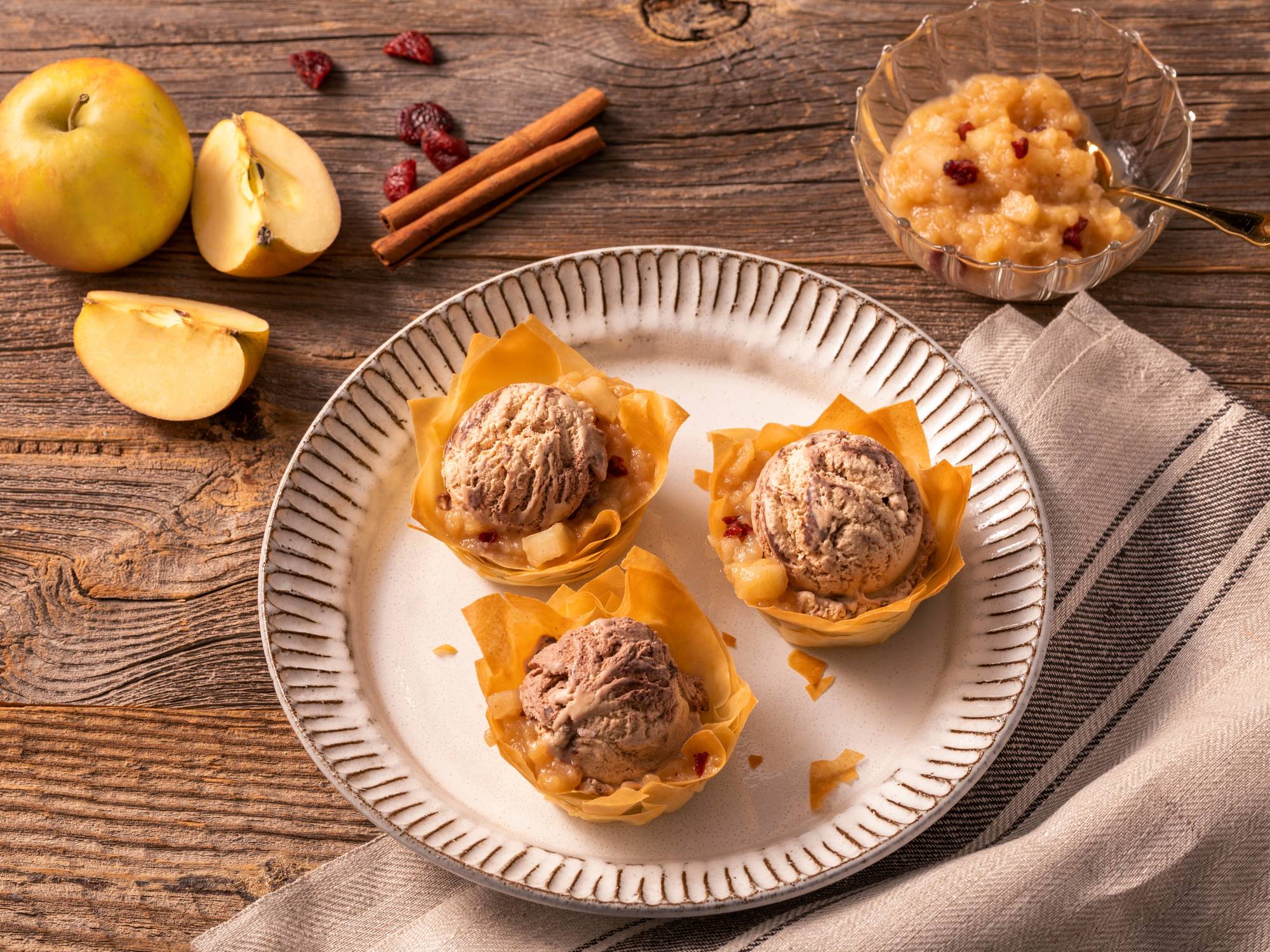 Apfelstrudel im Filoteig-Körbchen