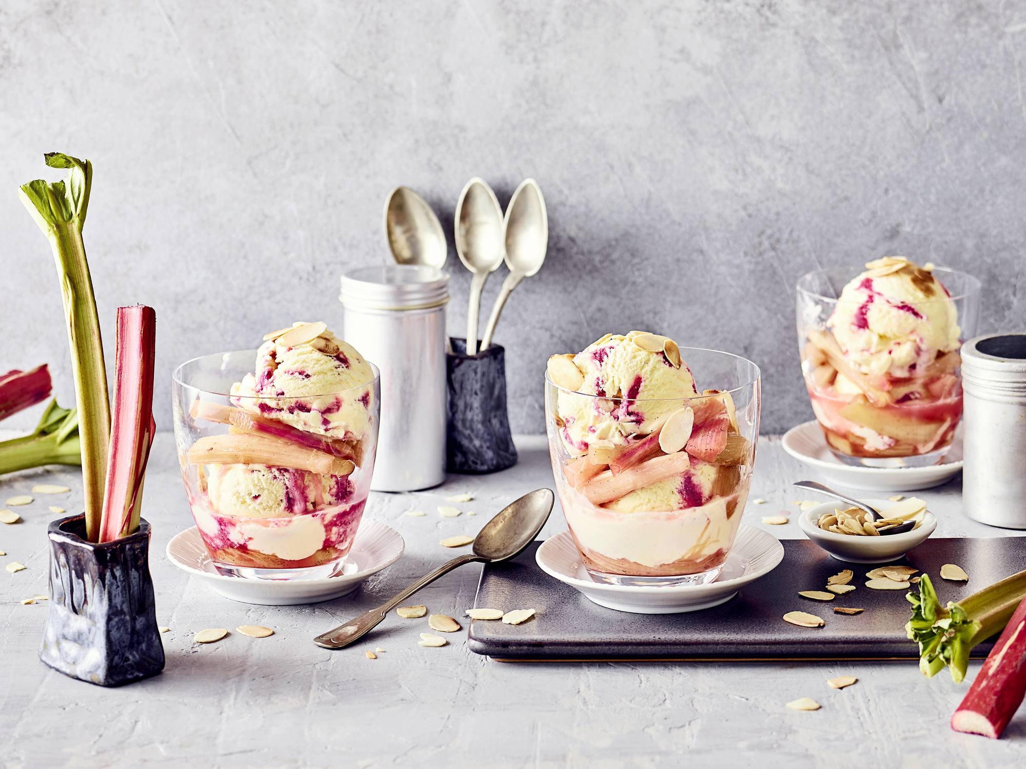 Rhabarber-Kompott mit Eis