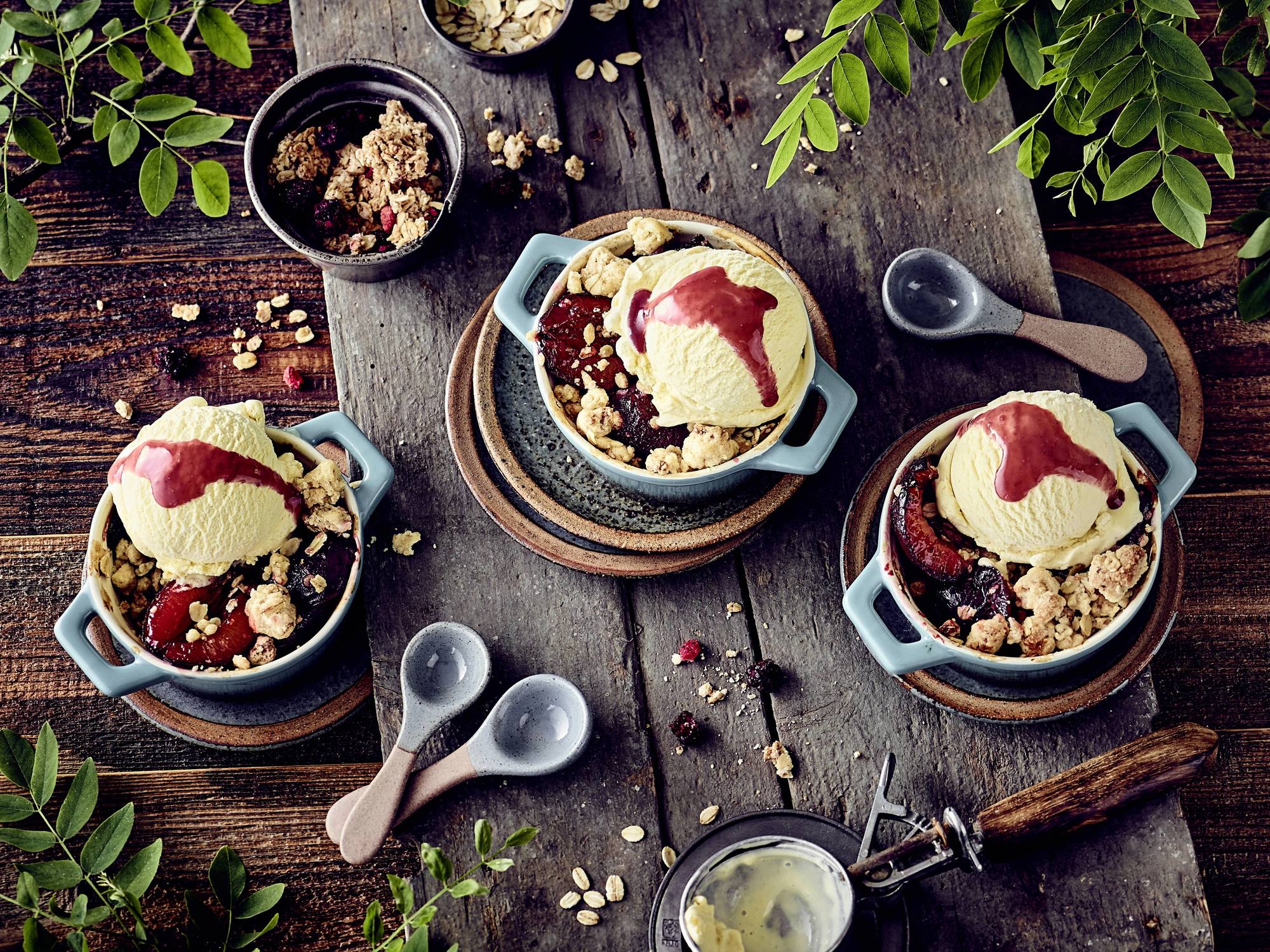 Zwetschgen-Crumble mit Eis