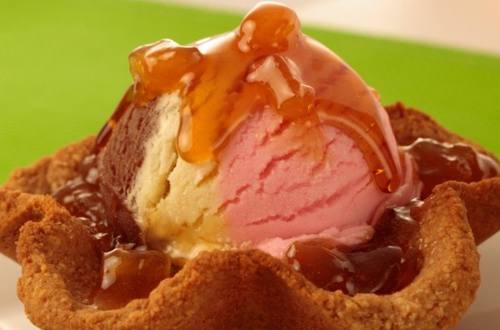 Tortinhas de biscoito e mel com sorvete napolitano e calda de ge