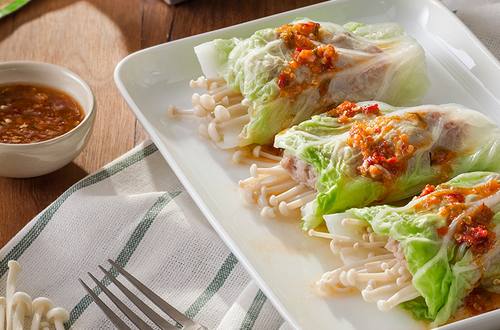 ผักกาดขาวม้วนยัดไส้หมูนุ่มน้ำจิ้มซีฟู้ด
