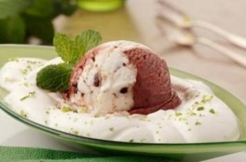 Espuma de limão com sorvete de coco e chocolate