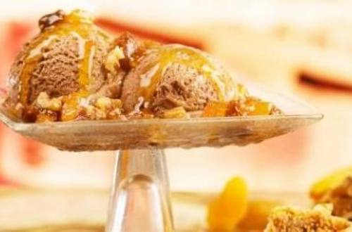 Sorvete com calda de damasco, figo e nozes