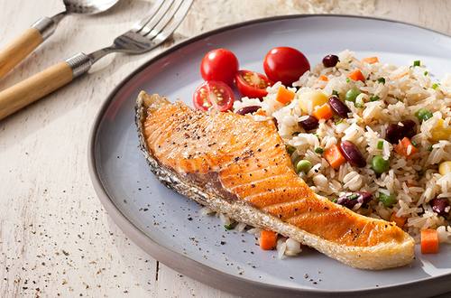 ข้าวผัดธัญพืชกับสเต็กปลาแซลมอน