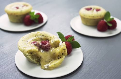 Weisser Lava Cake mit Himbeeren und Tee