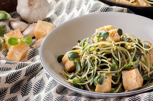 ผัดต้นอ่อนทานตะวันเต้าหู้กรอบ