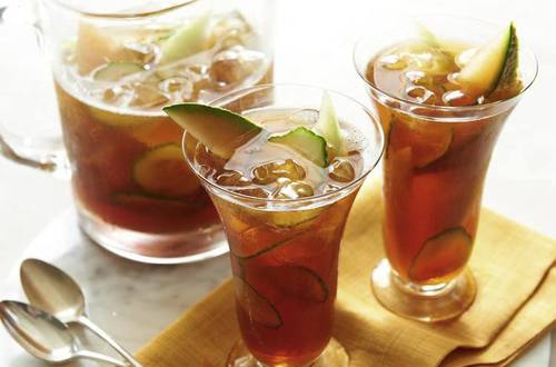 Dulce y fresco té con miel, melón y pepino