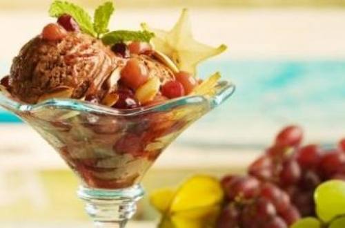 Taça com carambola com calda de uvas