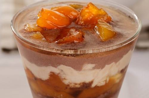 Sobremesa de creme de café e calda de damascos