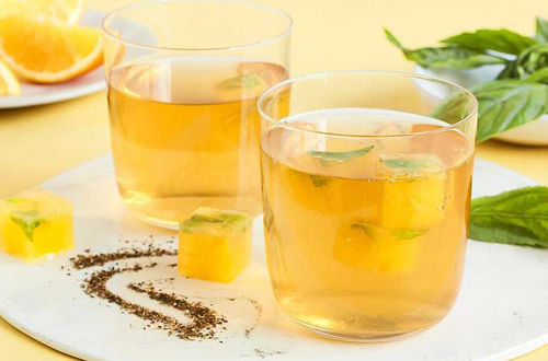 Gekühlter Tee mit Orange-Basilikum Eiswürfel