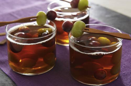 Té helado con un mix de uvas