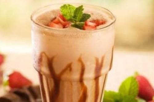Milkshake de chocolate com morango e hortelã