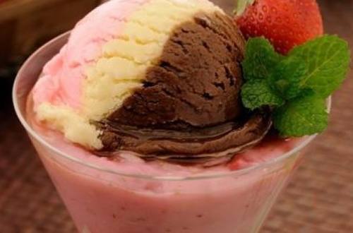 Taça de morango com cream cheese e sorvete