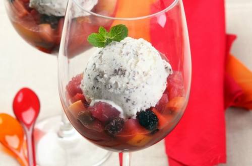 Frutas assadas na calda de laranja com sorvete