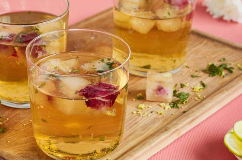 Gekühlter Tee mit Apfel-Minz Eiswürfel