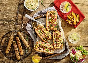 Broodje vegetarische Bratwurst met bier-gestoofde sauerkraut