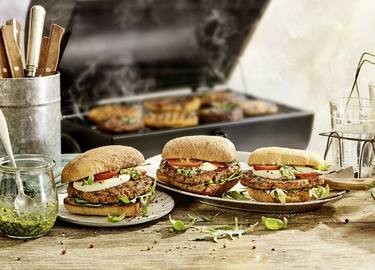 Vegetarische mc² Burger met pesto op een ciabattabroodje