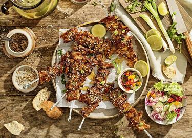 Sticky vegan Kipstuckjesspiesjes met zoetzure komkommer