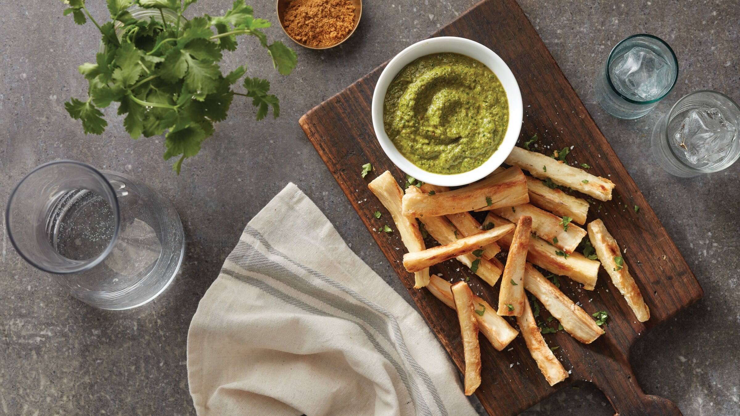 Frituras de yuca al horno con salsa cremosa de cilantro Frituras de yuca al horno con salsa cremosa de cilantro