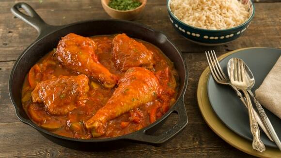 Verde piernas pollo y salsa muslos en