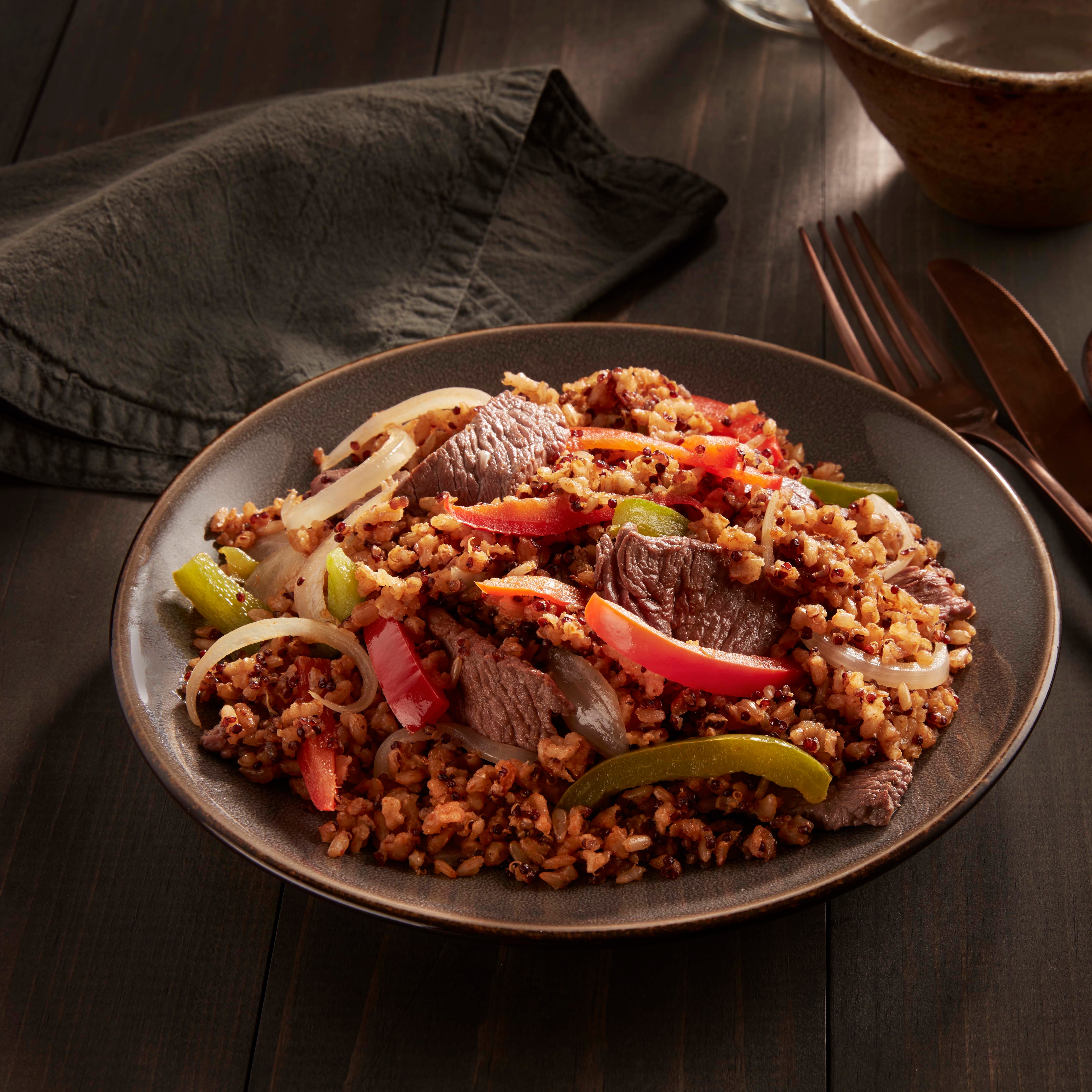 Bistec y pimiento morrón con arroz integral y quinoa Bistec y pimiento morrón con arroz integral y quinoa