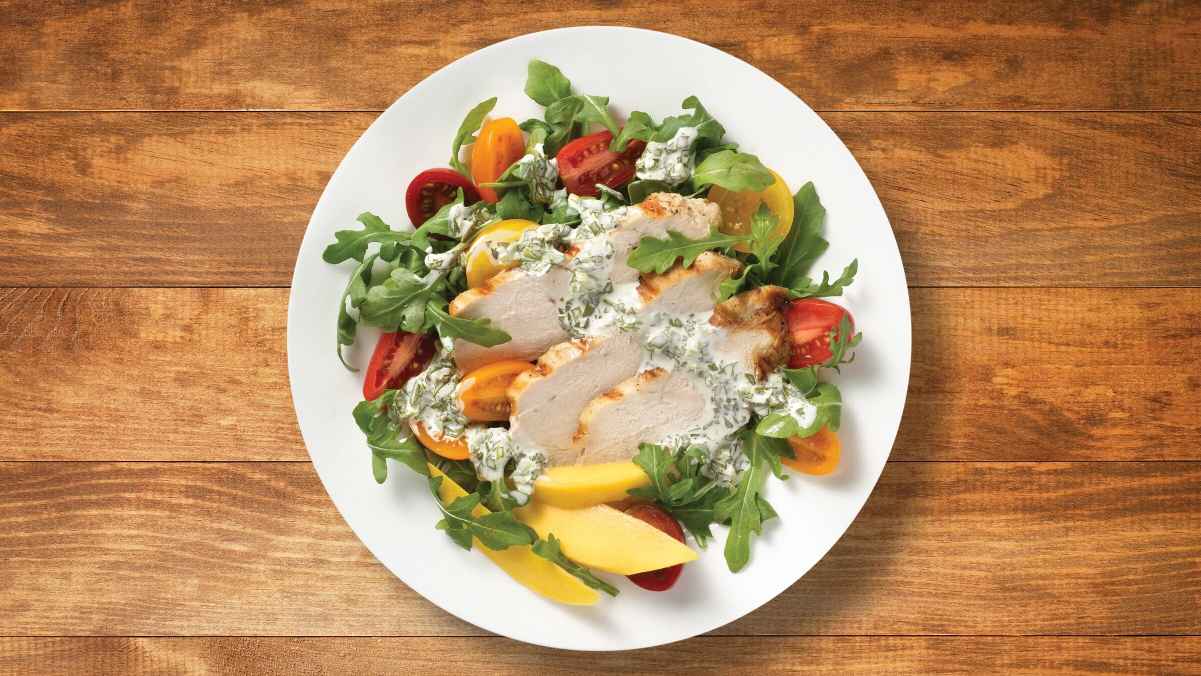 Ensalada de pollo a la parrilla con aderezo de aguacate y limón verde Ensalada de pollo a la parrilla con aderezo de aguacate y limón verde