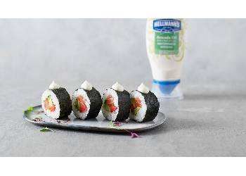 Rollos de sushi de salmón y aguacate Rollos de sushi de salmón y aguacate