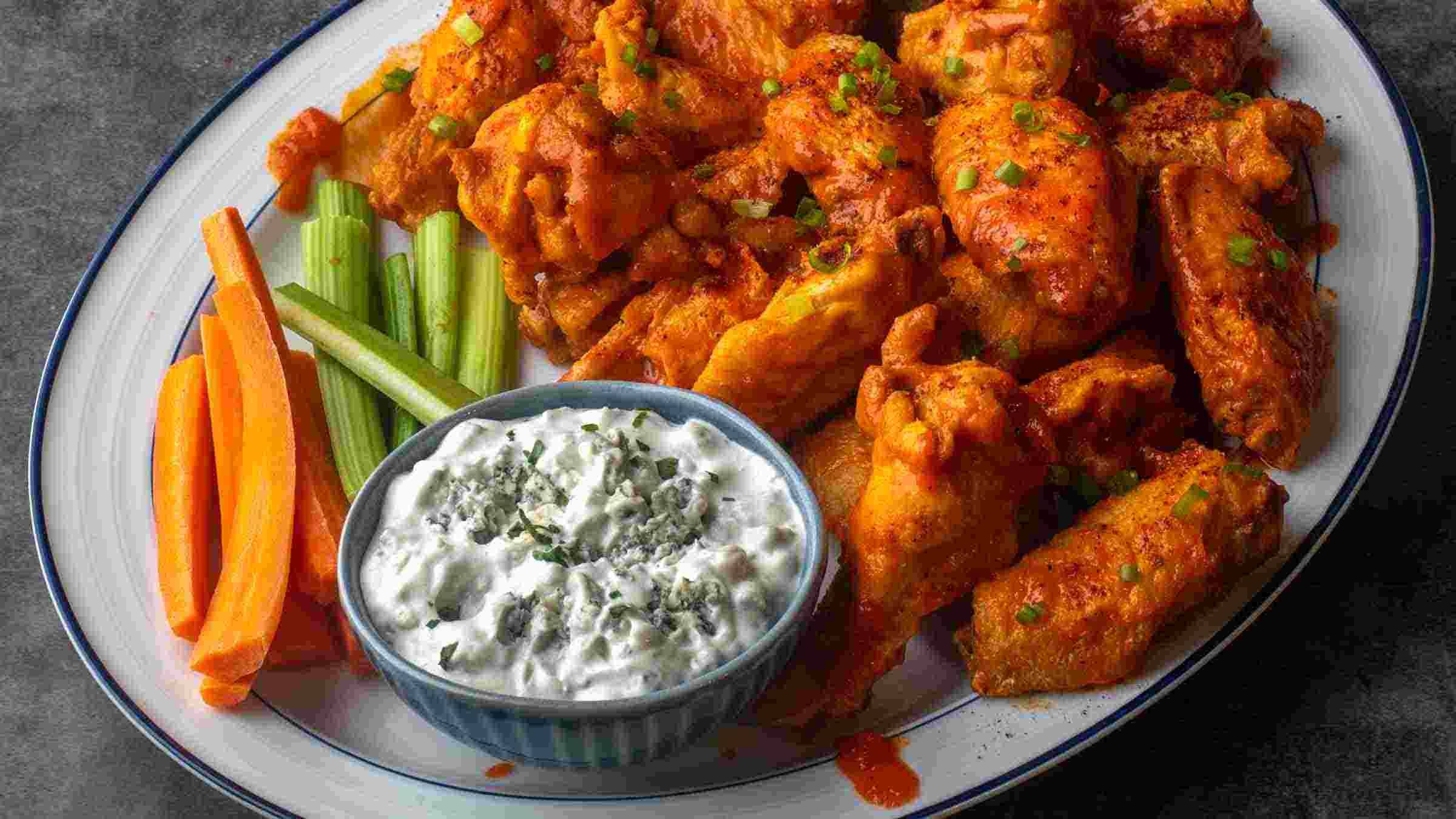 Buffalo Chicken Wings with Creamy Blue Cheese Dip Buffalo Chicken Wings with Creamy Blue Cheese Dip