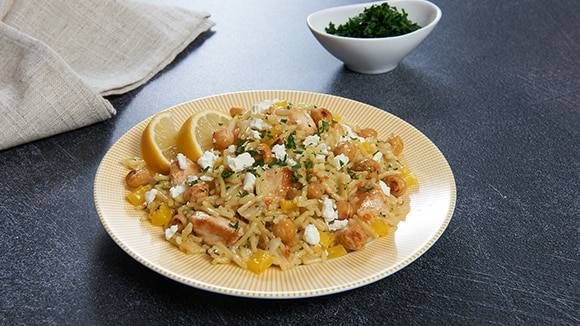 Pollo con olor a comino y garbanzo asado en sartén Pollo con olor a comino y garbanzo asado en sartén