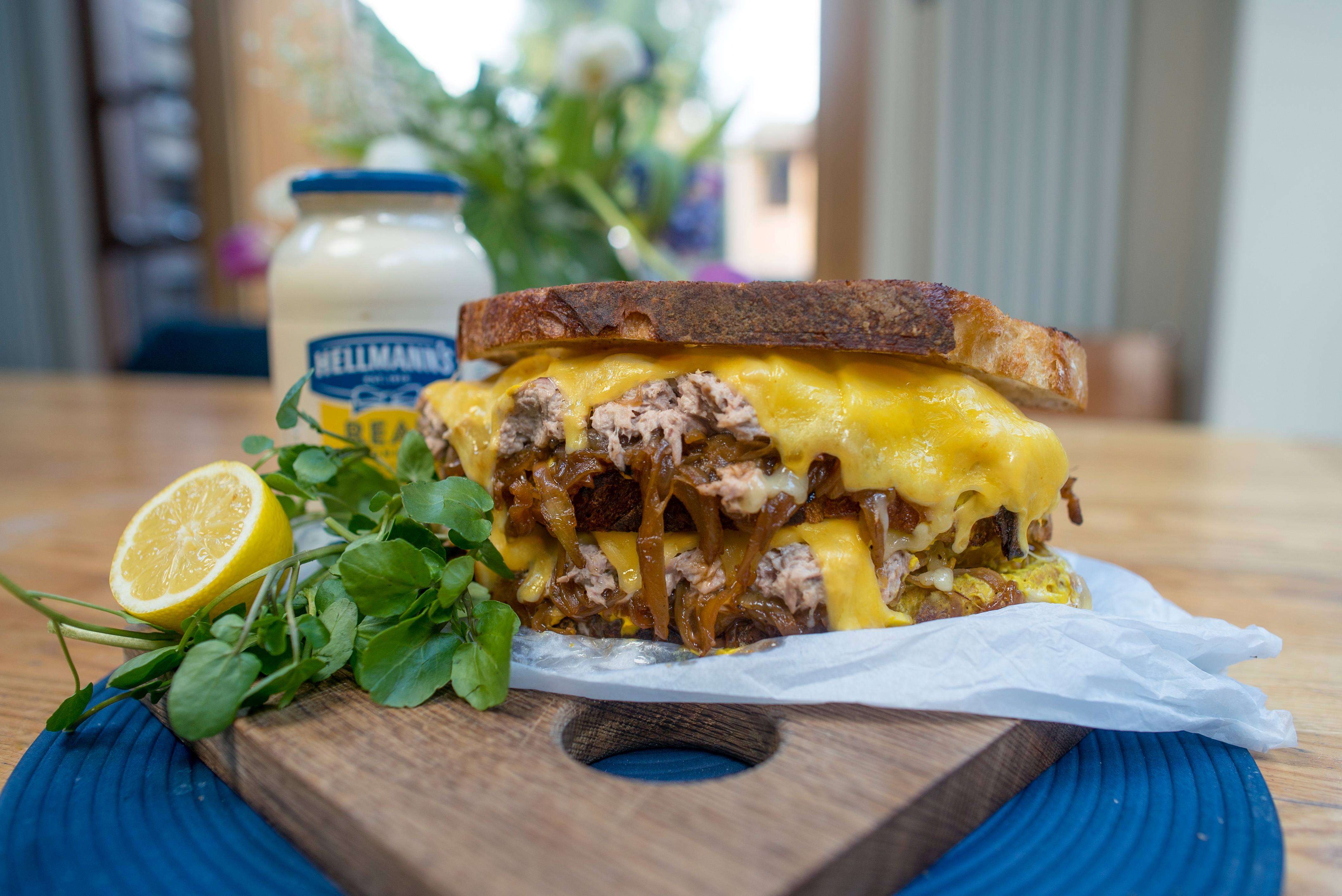 Thunfisch Sandwich mit Schmelz-Zwiebeln | Hellmann's Deutschland