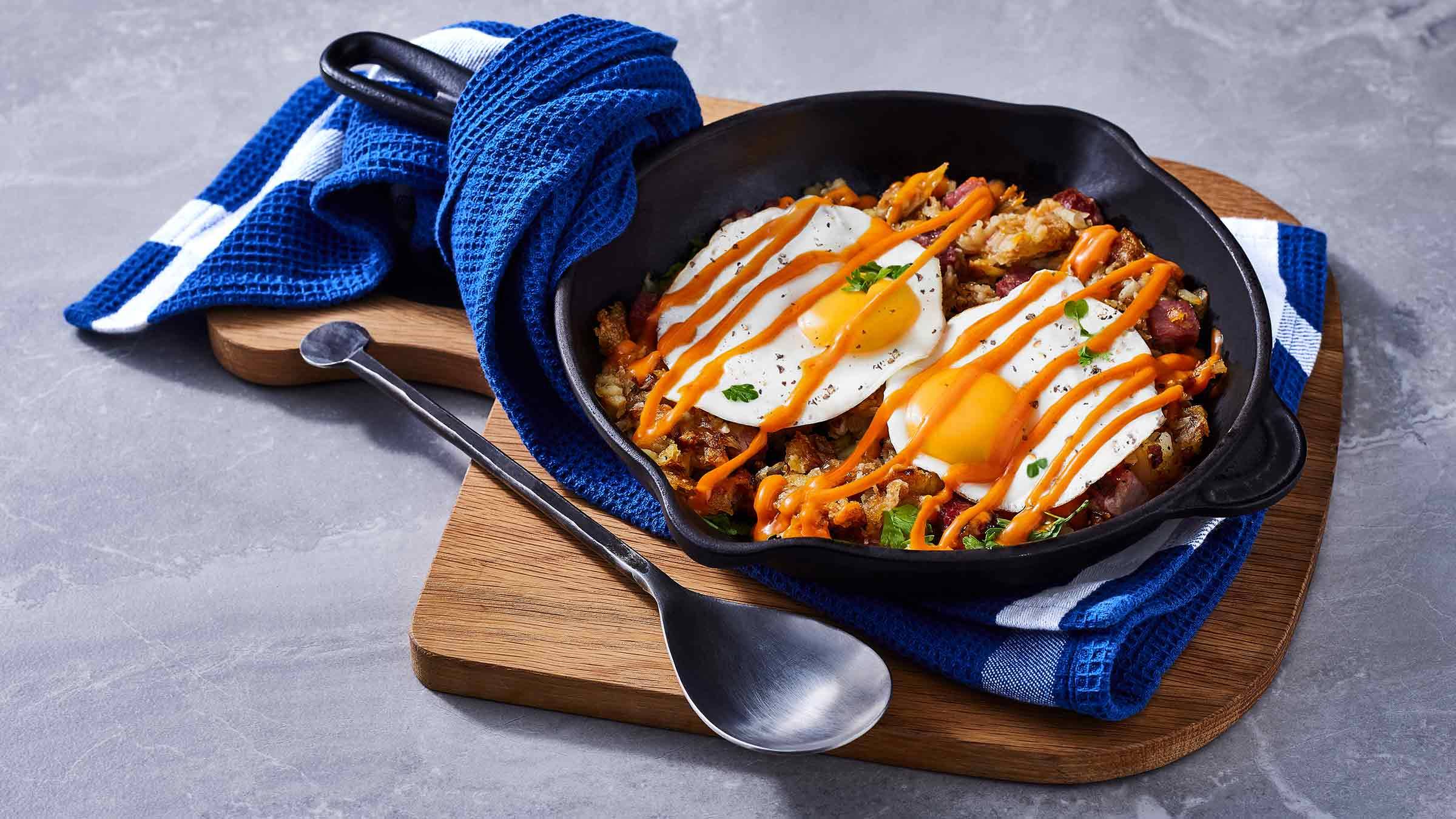 Corned Beef Hash and Eggs with Creamy Sriracha Sauce Corned Beef Hash and Eggs with Creamy Sriracha Sauce