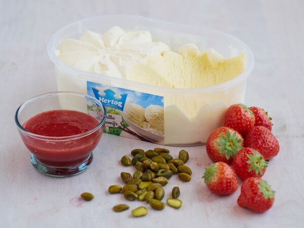 Hoe 'Aardbeien met vanille ijs en aardbeiensaus' bereiden.