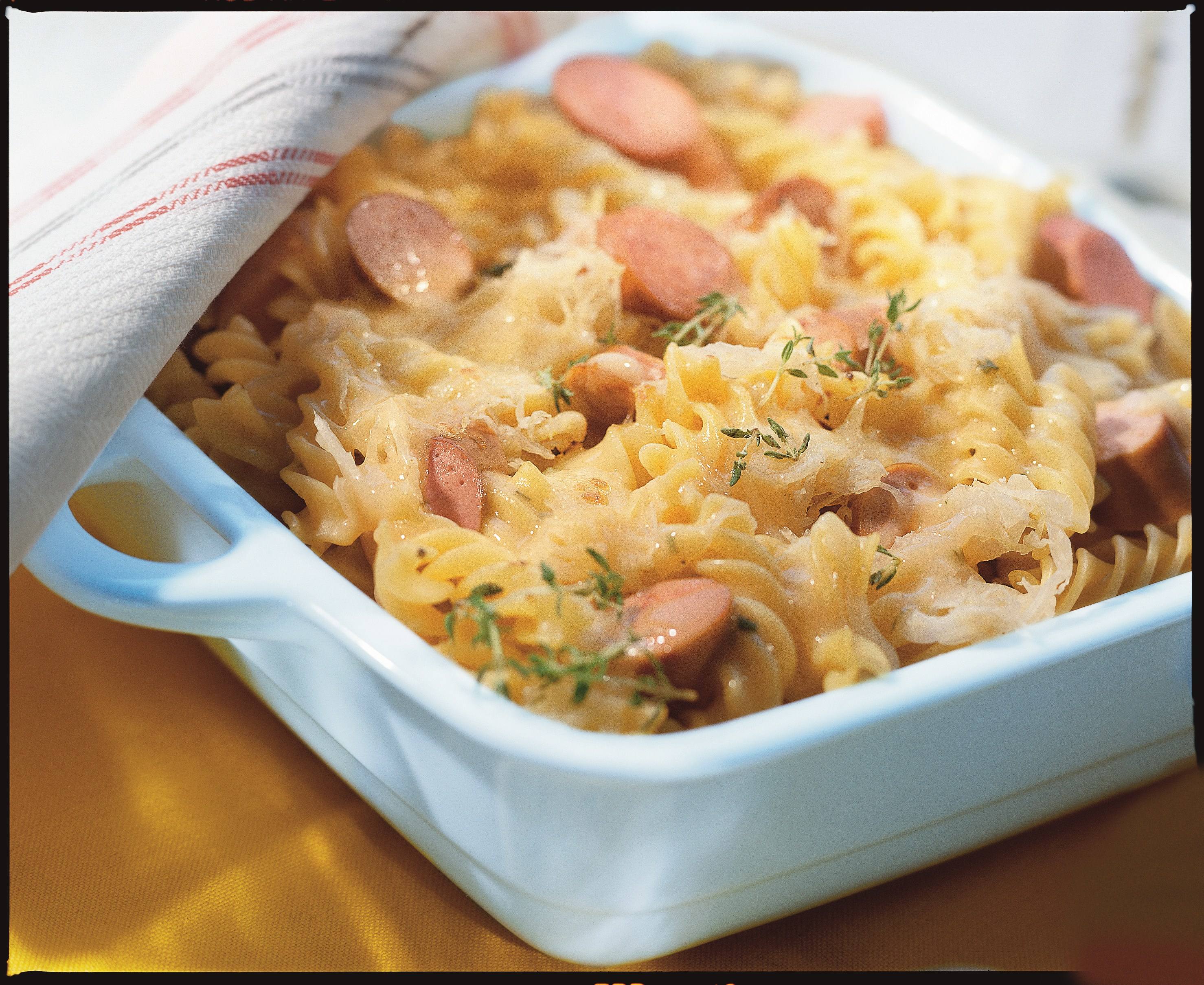 Nudel-Gratin mit Kraut und Würstchen