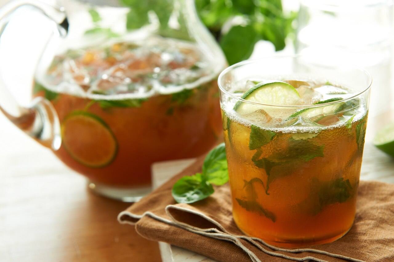 Té helado de mojito con albahaca Té helado de mojito con albahaca