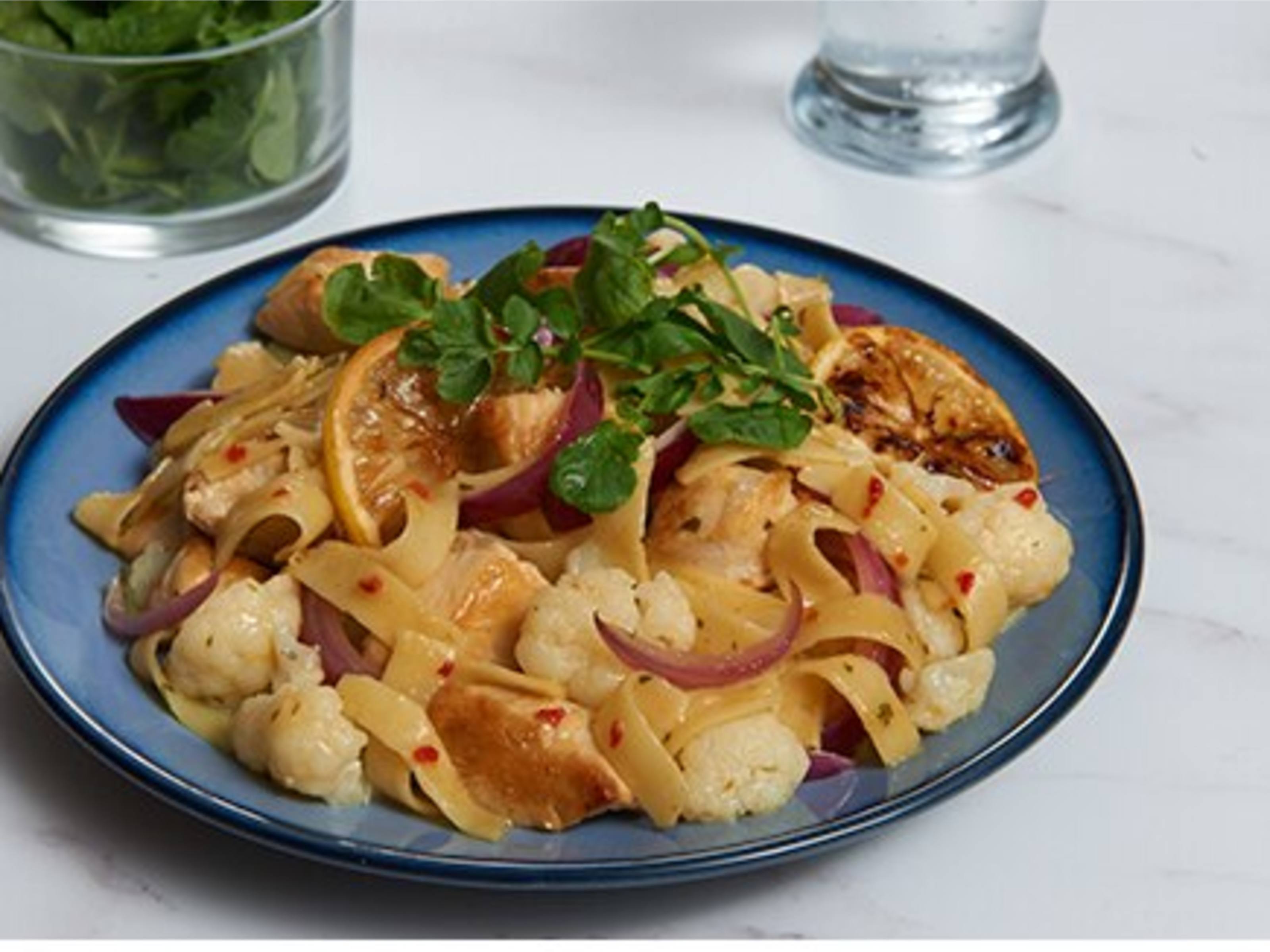 Pollo al limón y pasta de coliflor Pollo al limón y pasta de coliflor