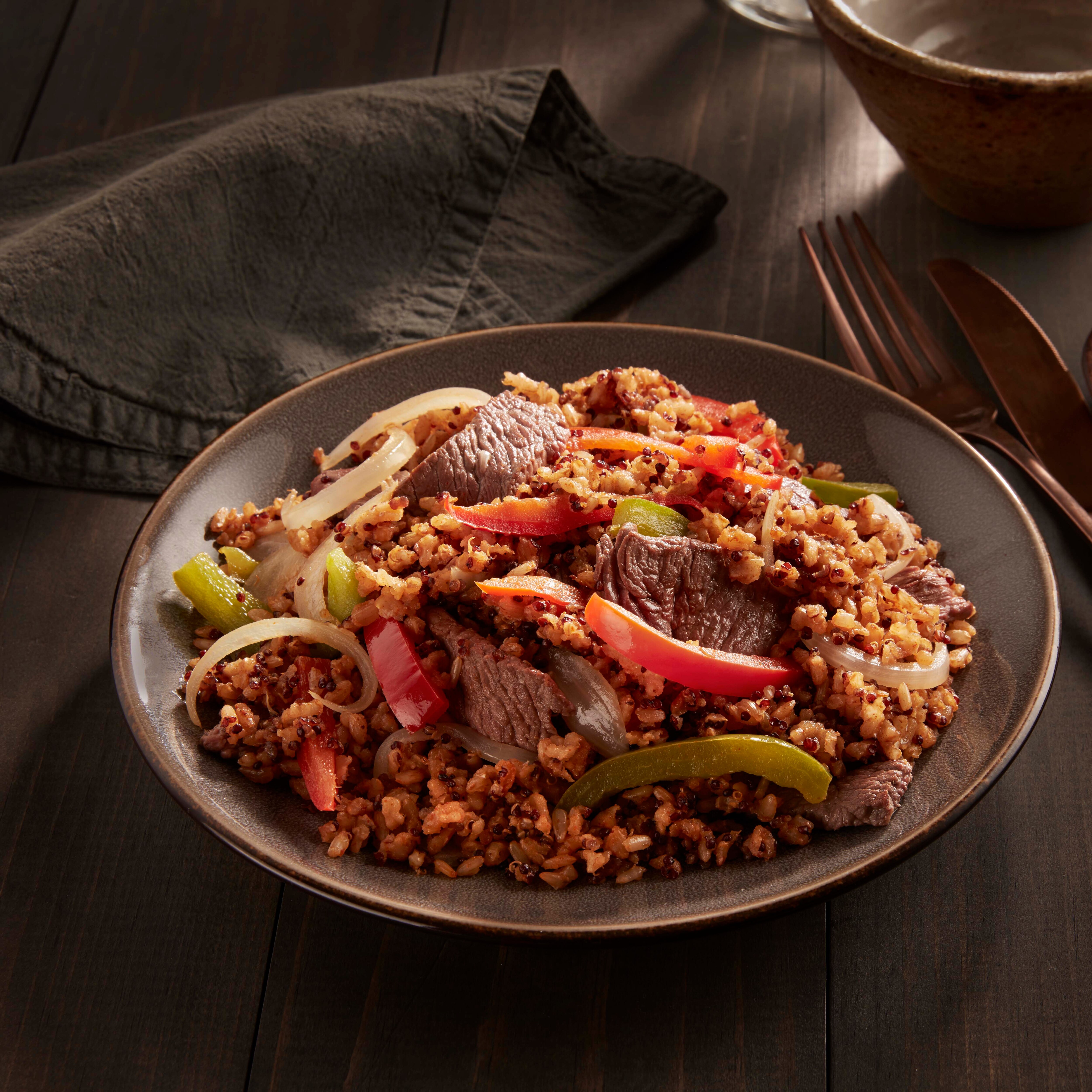 Bistec y pimiento morrón con arroz integral y quinoa Bistec y pimiento morrón con arroz integral y quinoa