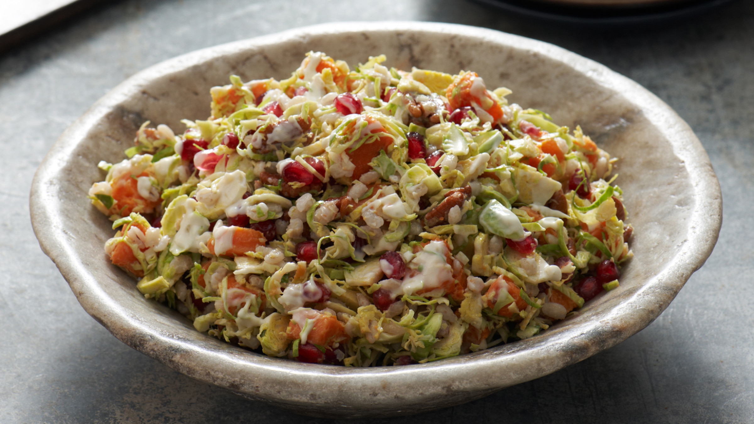 Repollos de Bruselas picados y ensalada de granada Repollos de Bruselas picados y ensalada de granada