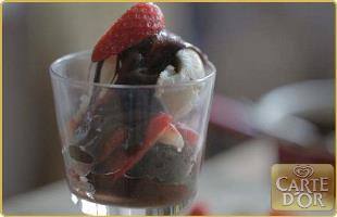 Coupe brownie caramel et fraises Coupe brownie caramel et fraises