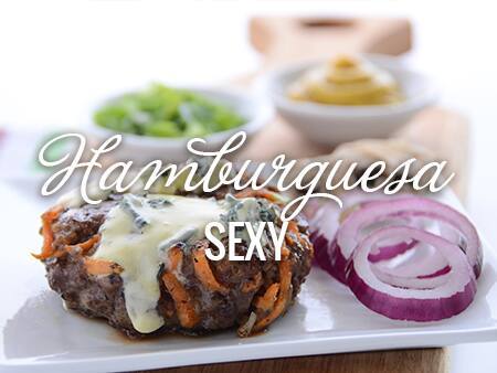 Hamburguesa casera con vegetales y queso azul Hamburguesa casera con vegetales y queso azul