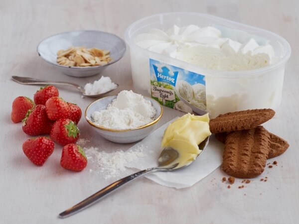 Hoe 'IJstaart met aardbeien en bastogne koek' bereiden.