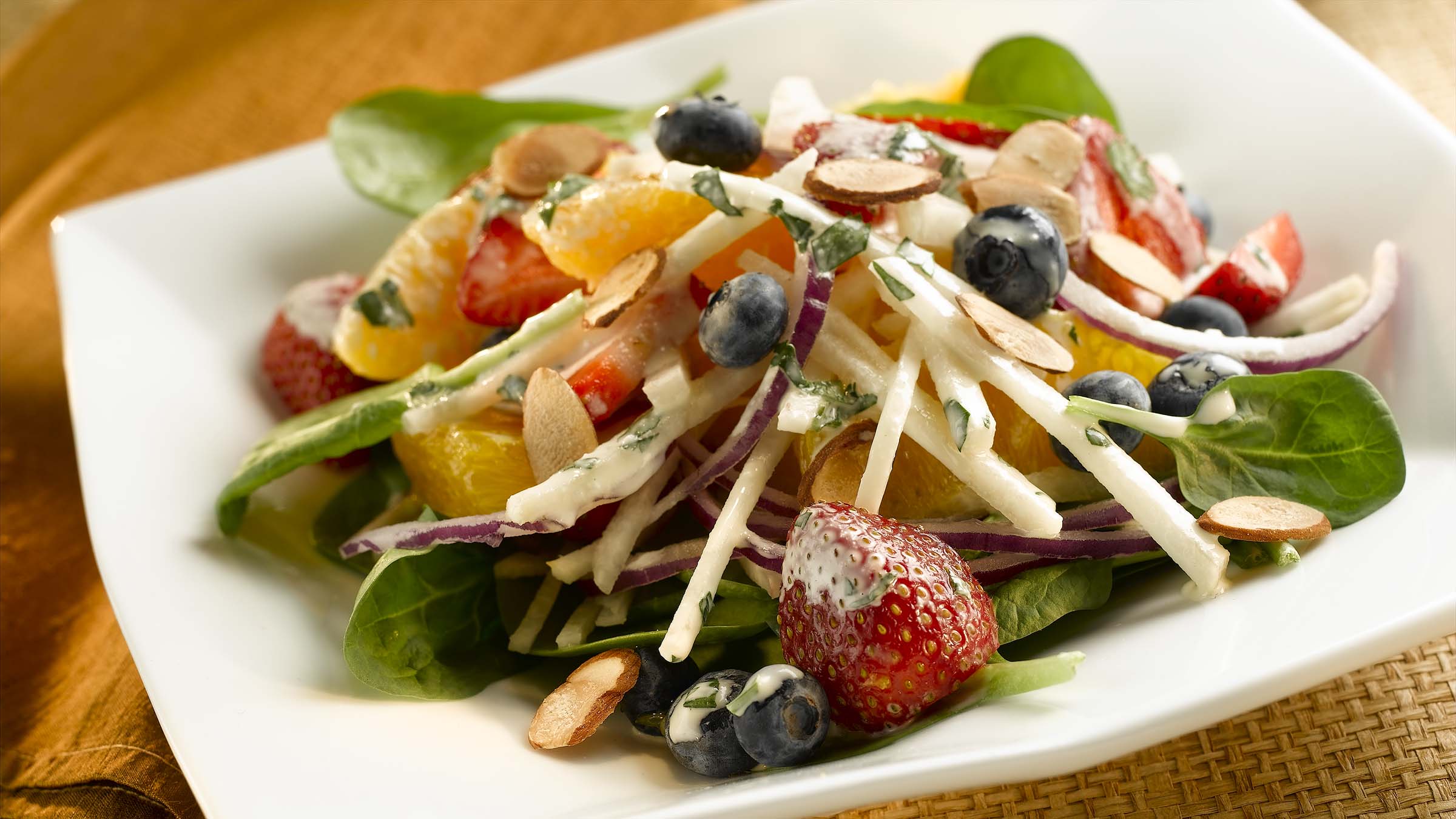 Ensalada Cremosa De Jicama, Naranja Y Fresas Ensalada Cremosa De Jicama, Naranja Y Fresas