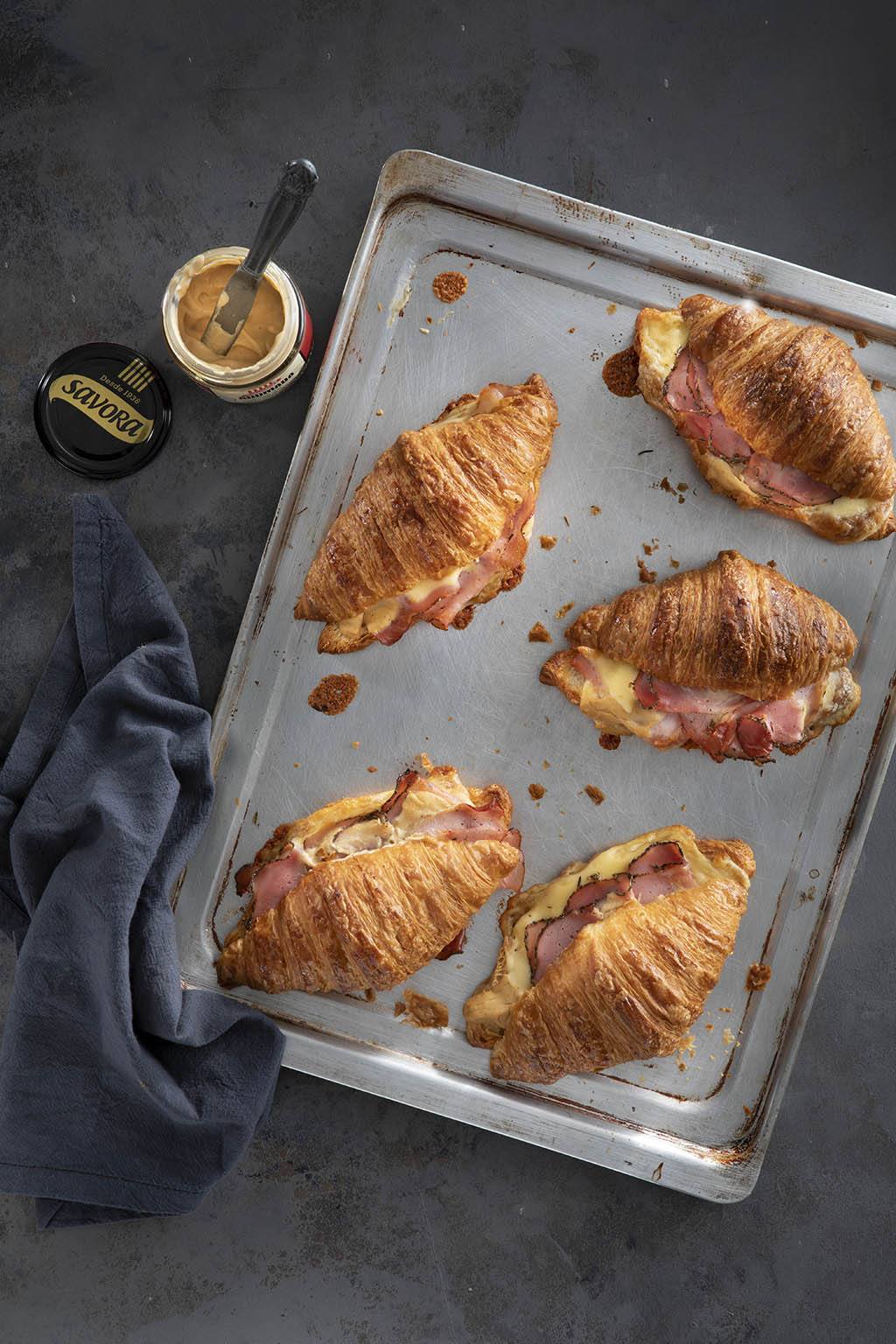 Croissant con Savora Ahumada, lomito con hierbas y queso Croissant con Savora Ahumada, lomito con hierbas y queso